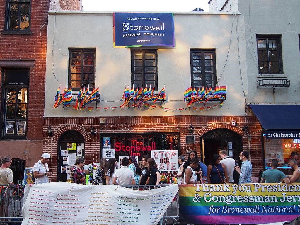 Stonewall_Inn_5_pride_weekend_2016.jpg